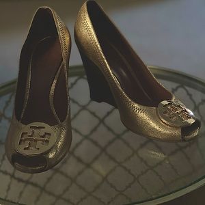 Tory Burch Julianne Gold Peep toe Wedge